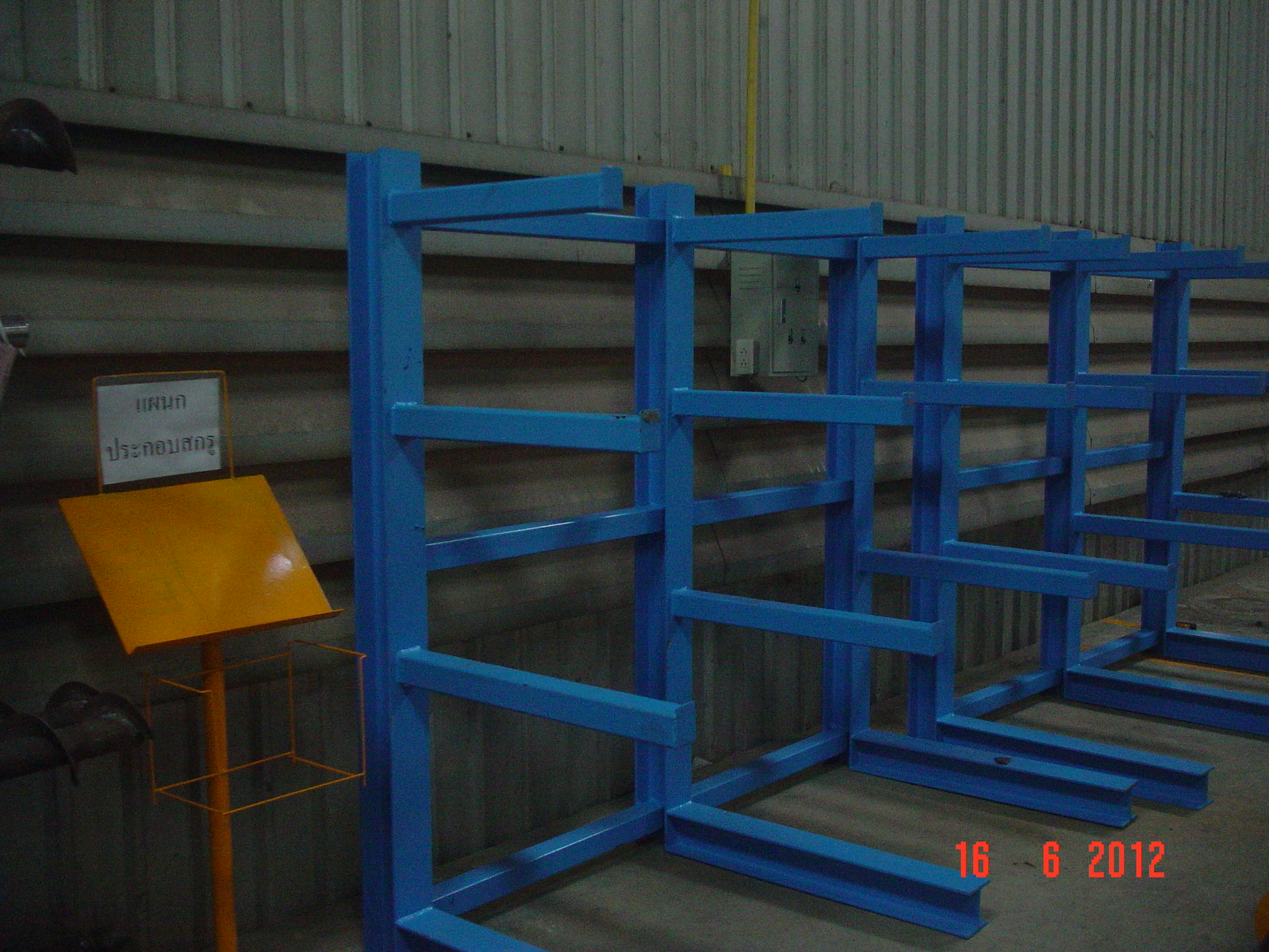 螺杆输送机在货架上组装和储存